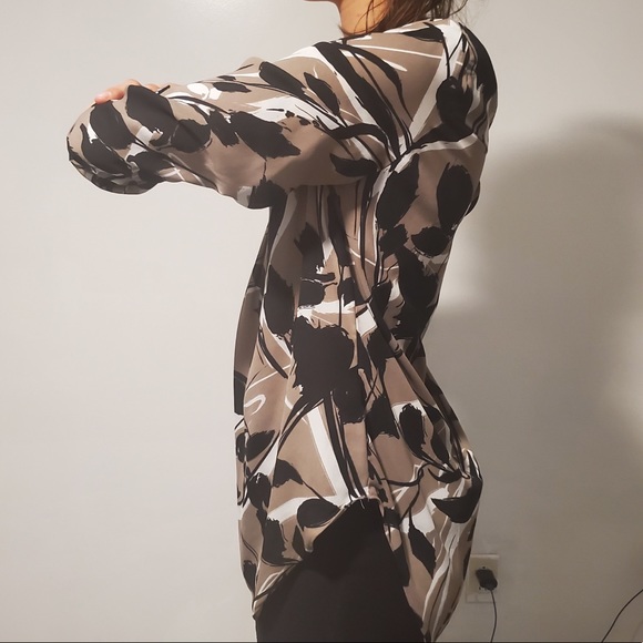 The same blouse over and over - Picture 5 of 7